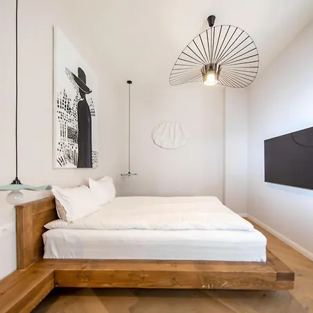 Hans Benkner - Premium In Old Town Aparthotel